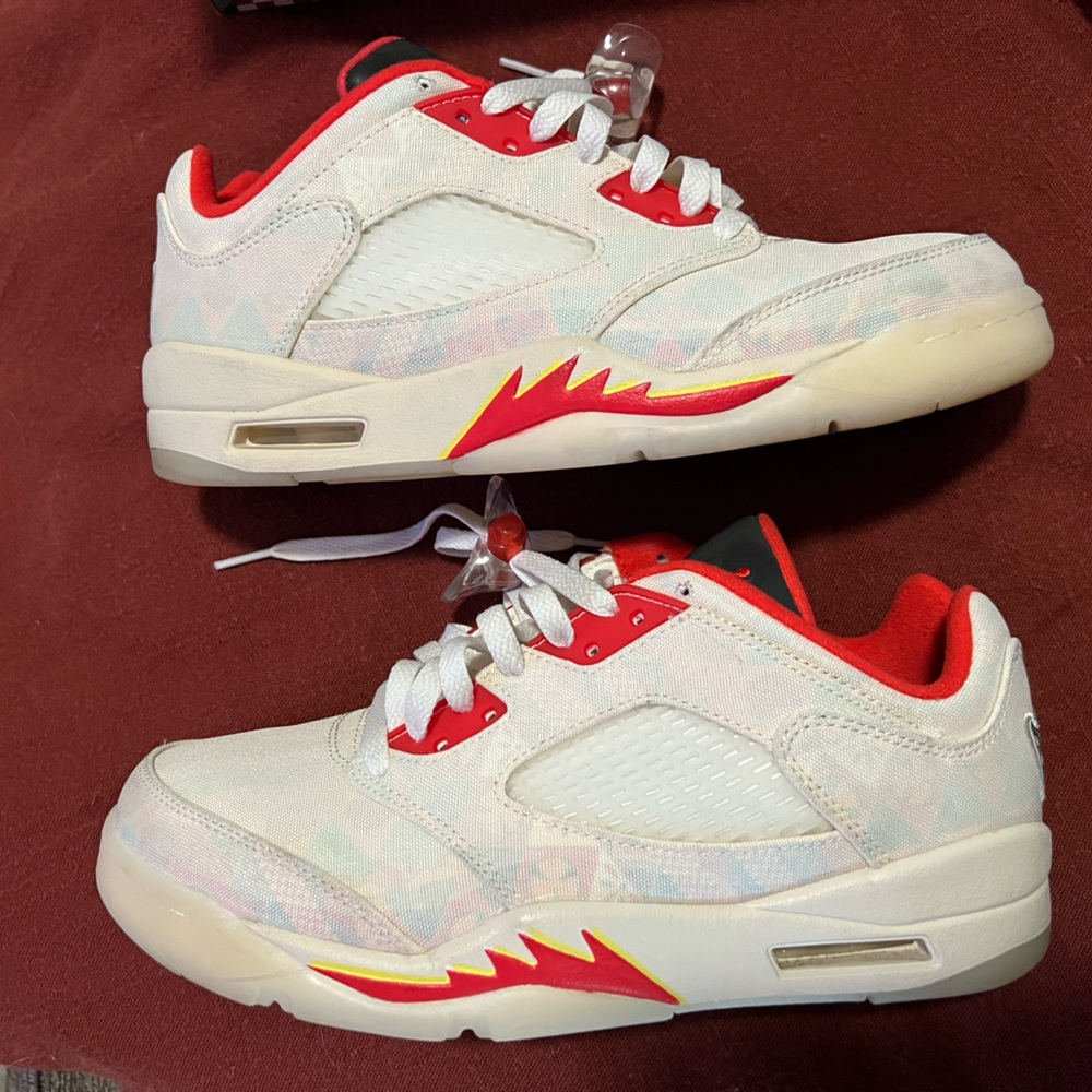 Gently used. Please message for more details. Size 7.5 men & 9 women’s.
